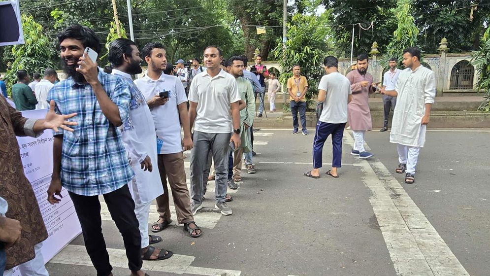 ডাকসু ও হল সংসদ নির্বাচনে  শুরু হয়েছে ভোটগ্রহণ